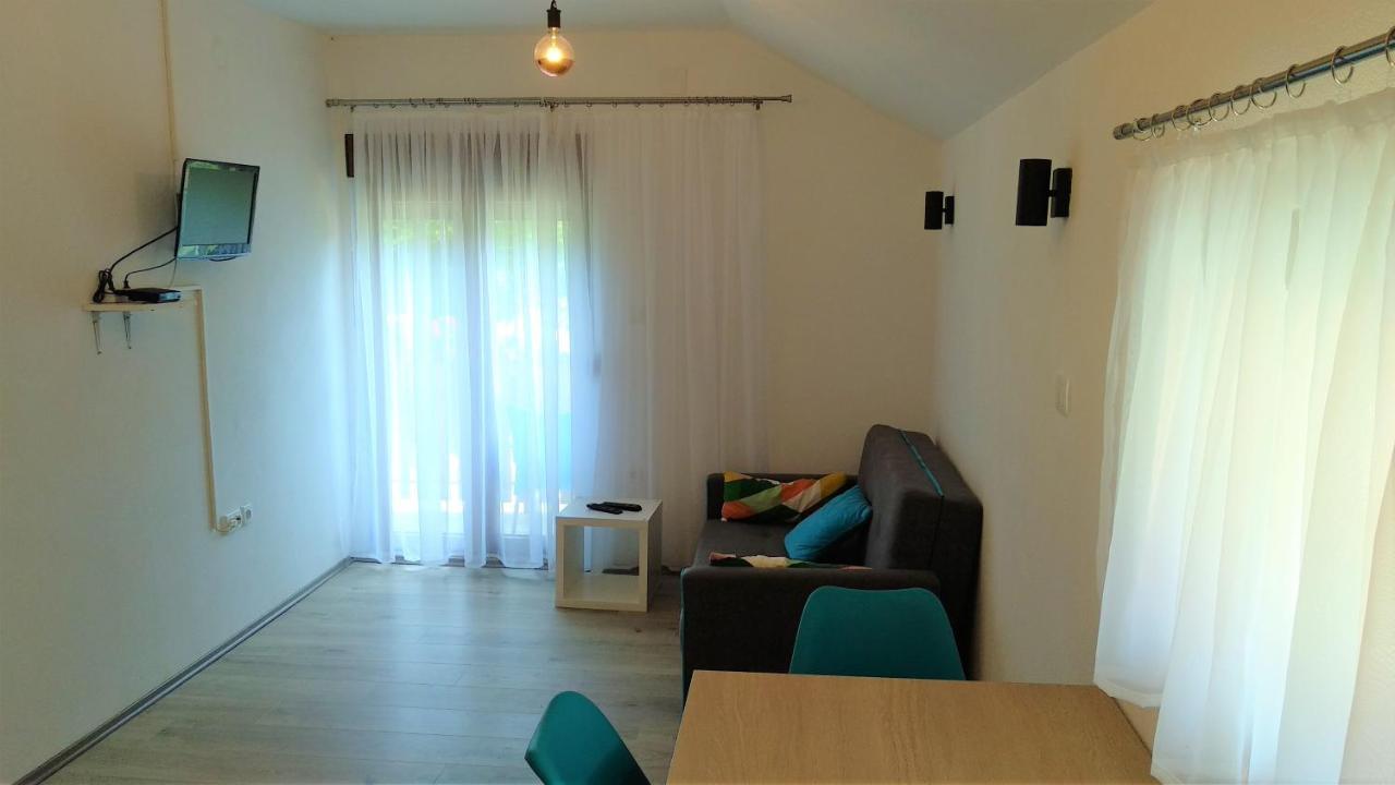 Galesic Apartments & Rooms Korenica Bagian luar foto